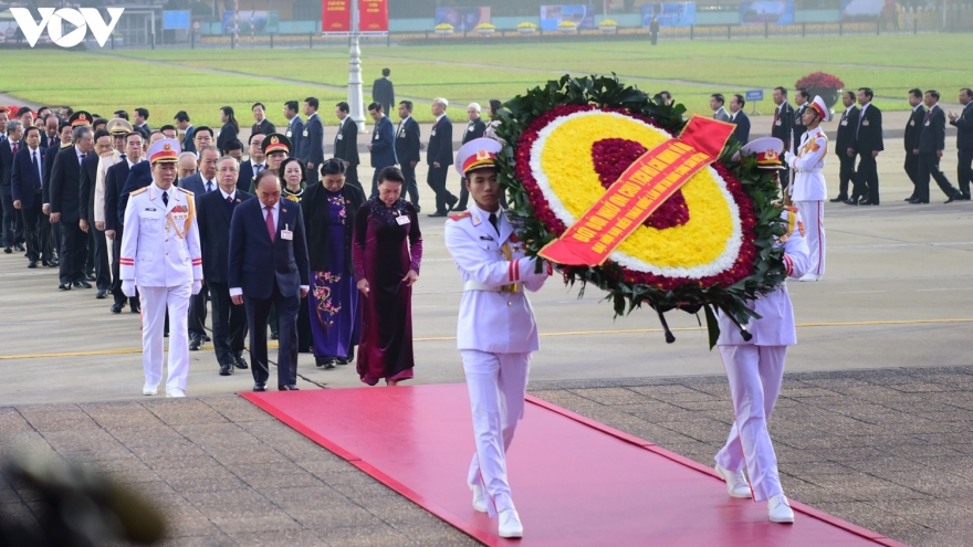 Lãnh đạo Đảng, Nhà nước và các đại biểu dự Đại hội XIII vào Lăng viếng Bác