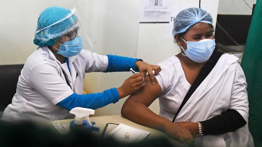 Hơn 400 người gặp vấn đề về sức khỏe tại Ấn Độ sau khi tiêm vaccine ngừa Covid-19