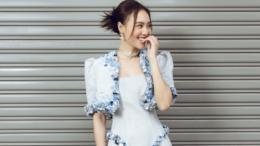 Ninh Dương Lan Ngọc trẻ trung xuống phố trong loạt váy điệu đà
