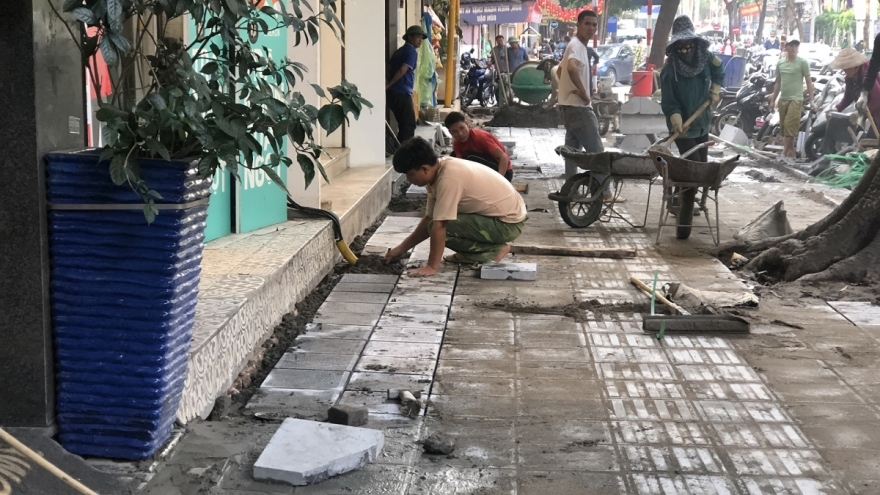 Lát đá vỉa hè tại Hà Nội: Chủ đầu tư thừa nhận sai sót