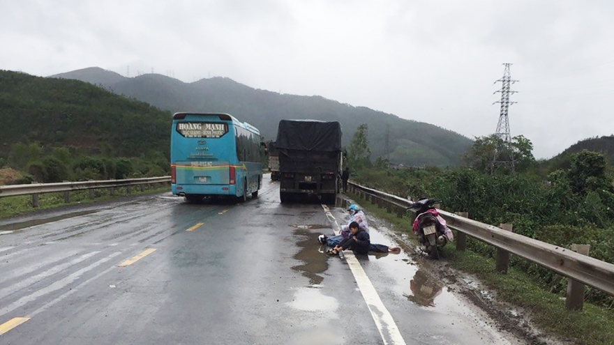 Xe máy va chạm xe đầu kéo trên đường tránh nam Hải Vân, 1 người chết