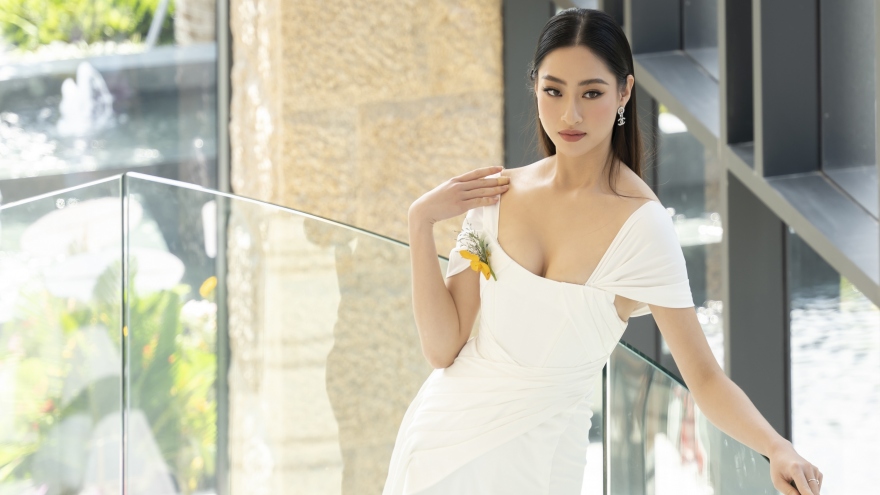 Hoa hậu Lương Thuỳ Linh "o ép" vòng 1, khoe chân dài 1m22
