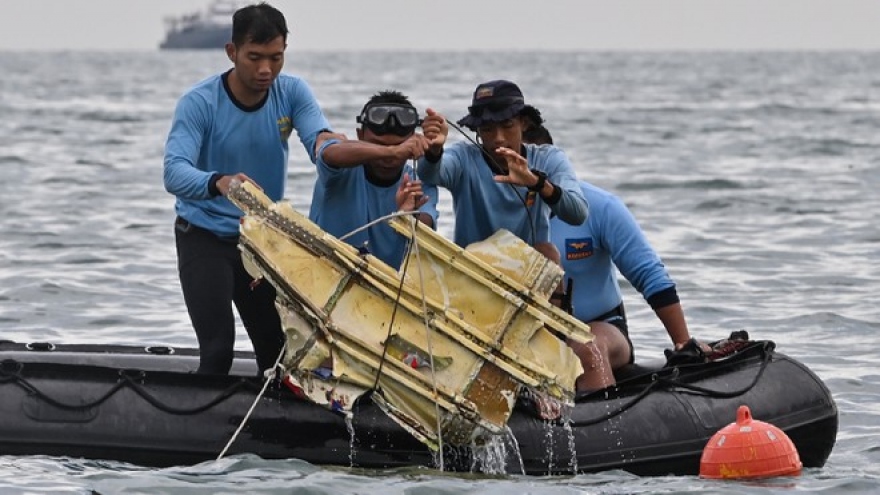 Indonesia đã xác định được vị trí của hai hộp đen trong vụ rơi máy bay