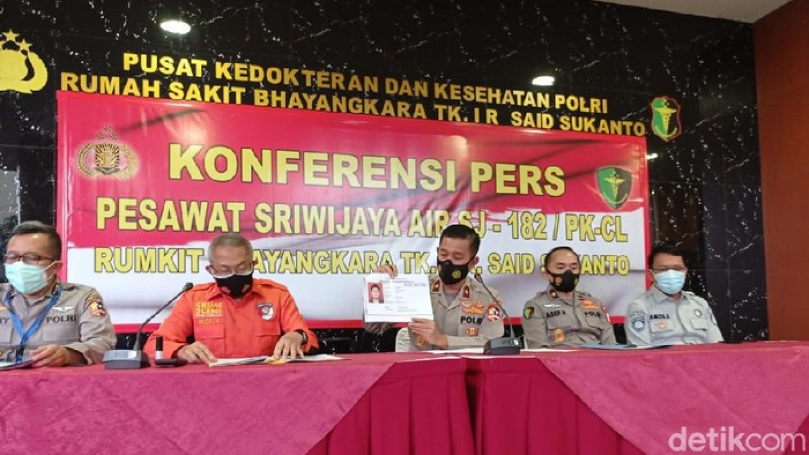 Rơi máy bay ở Indonesia: Xác định danh tính nạn nhân đầu tiên