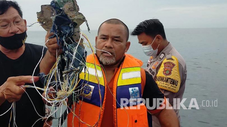 Indonesia xác định máy bay có  62 hành khách và phi hành đoàn rơi xuống biển
