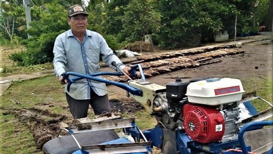 Máy cày "siêu nhẹ" giúp nông dân miền Tây làm mô hình tôm – lúa hiệu quả