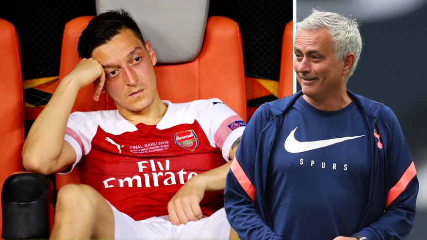 Mesut Ozil cạnh khóe Tottenham, Jose Mourinho đáp trả "cực gắt"