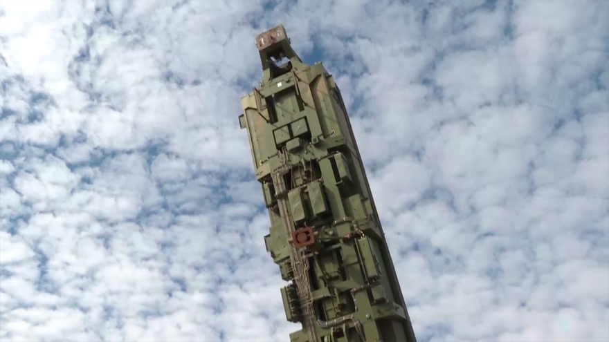 Hình ảnh hiếm về quá trình nạp tên lửa đạn đạo Yars của Nga vào bệ phóng