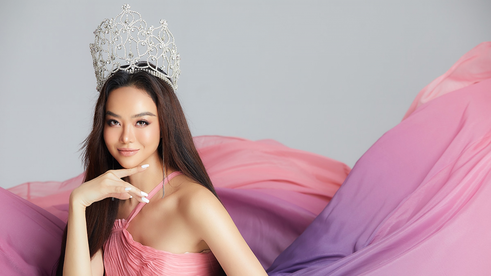 Kiều Ngân tạo dáng táo bạo “hết nấc” trong bộ ảnh đa phong cách