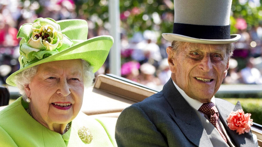 Nữ hoàng Anh và hoàng thân được tiêm vaccine ngừa Covid-19