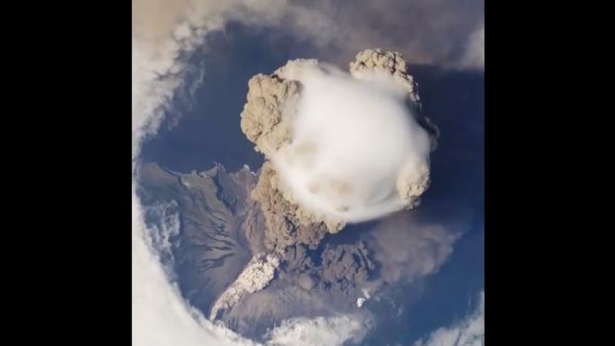 Ngỡ ngàng với cảnh núi lửa phun trào nhìn từ không gian