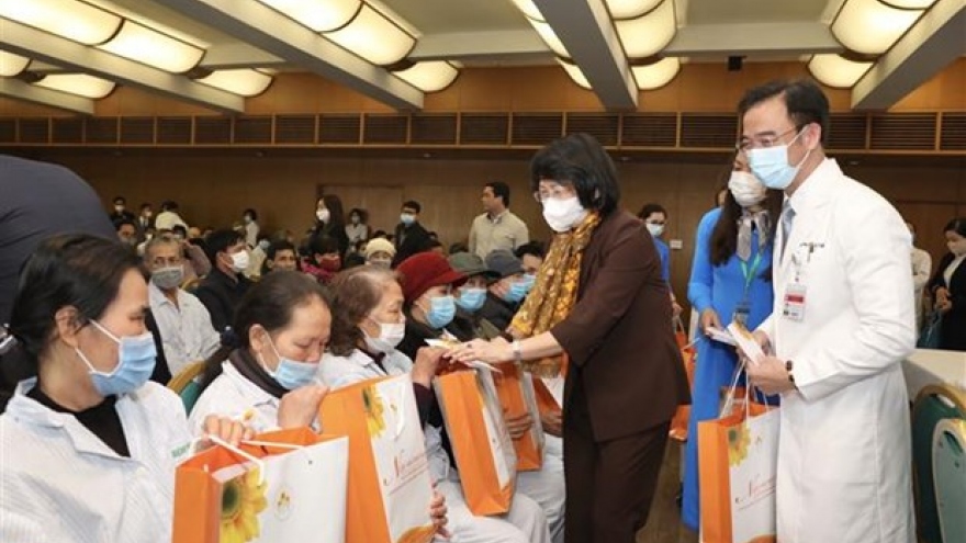 Officials pay pre-Tet visits to cancer patients, poor people
