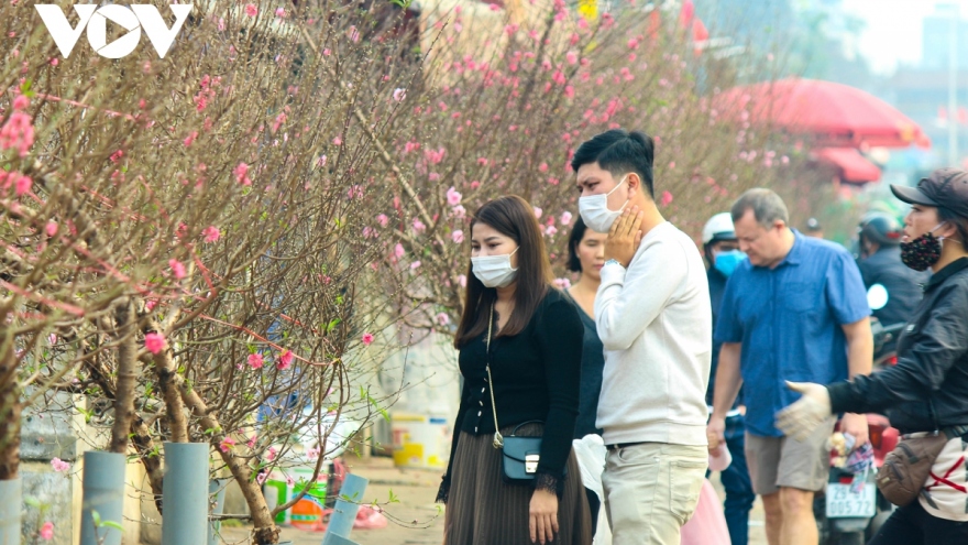 Bustling flower market ahead of lunar New Year holiday