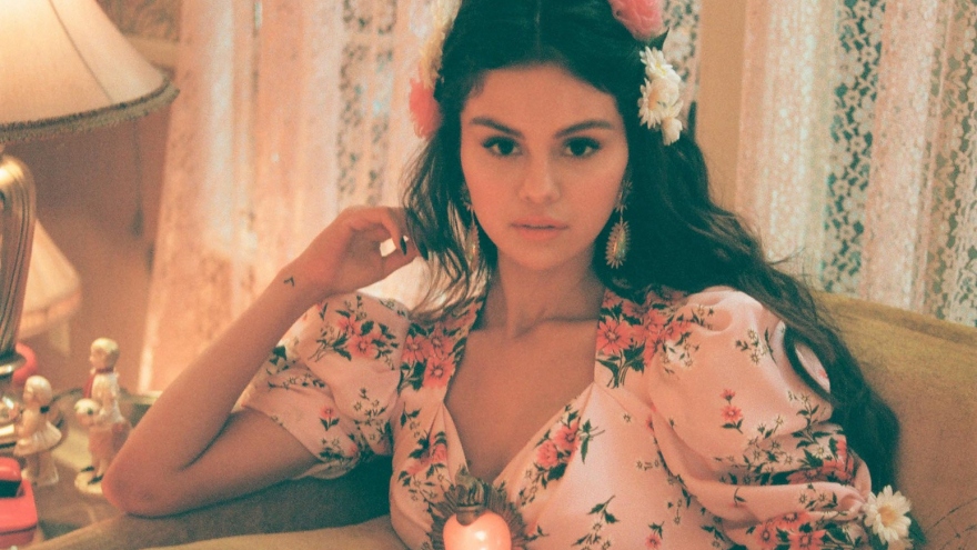 Selena Gomez hoá nàng thơ mơ mộng, gợi cảm trong MV "De Una Vez"