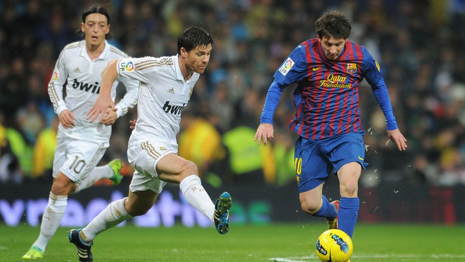 Ngày này năm xưa: Ghi siêu phẩm, Ronaldo vẫn phải "ngả mũ" trước Messi 