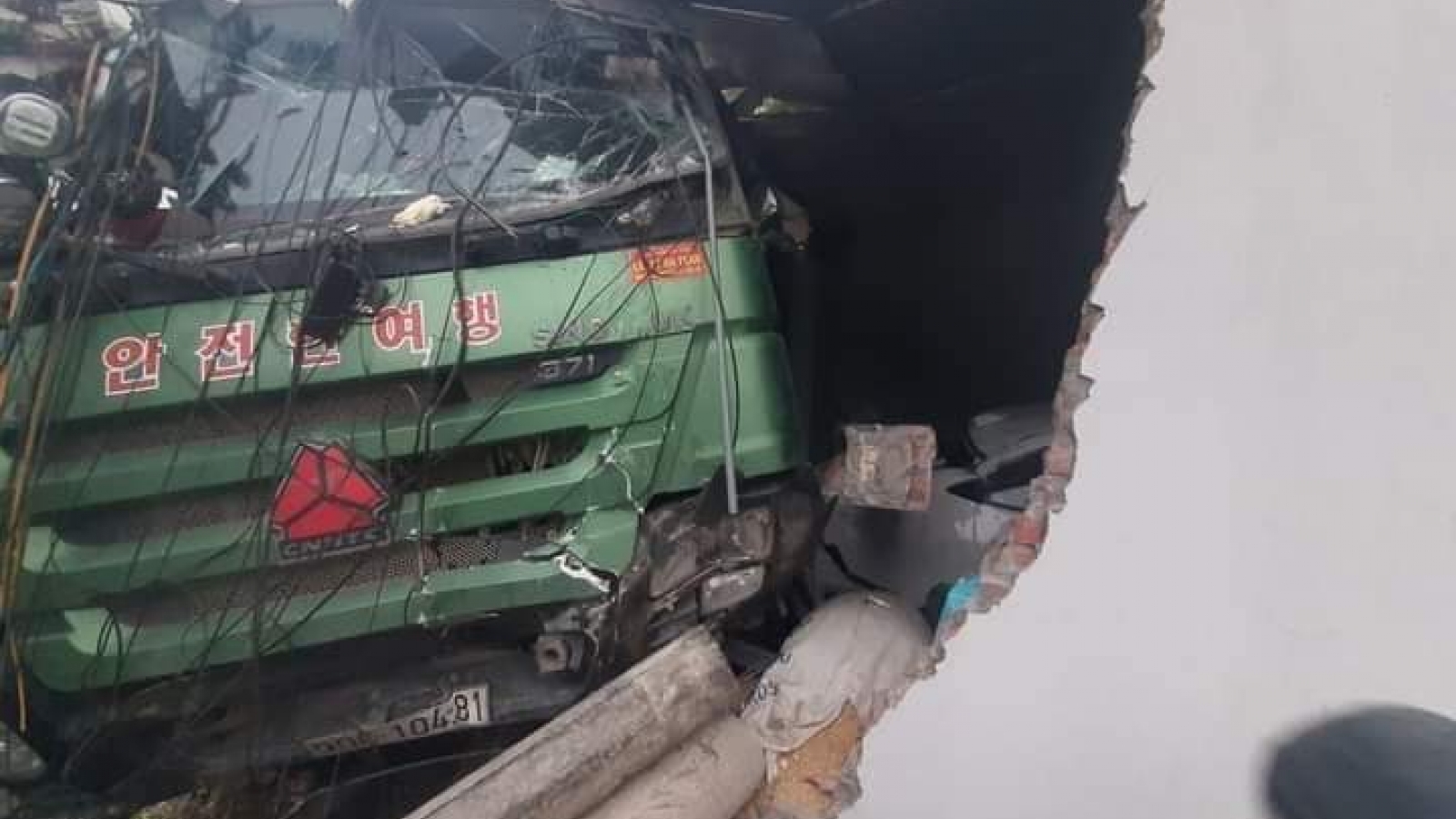 Tài xế xe tải ngủ gật đâm vào nhà dân