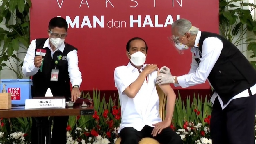 Tổng thống Indonesia tiêm vaccine Covid-19 do Sinovac của Trung Quốc sản xuất