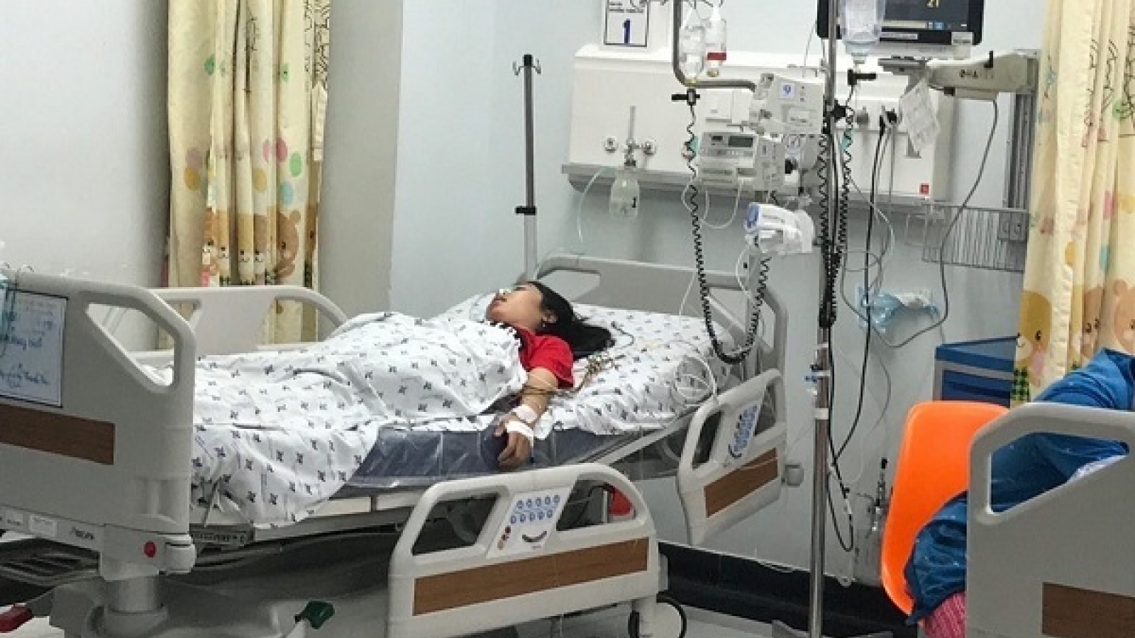 Bị mẹ mắng vì ham chơi, bé gái 15 tuổi uống 28 viên thuốc chống trầm cảm
