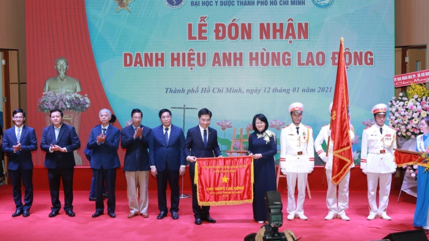 Phó Chủ tịch nước trao danh hiệu Anh hùng lao động thời kỳ đổi mới ở TPHCM và Đồng Nai