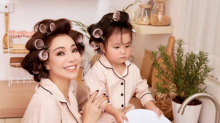 Trà Ngọc Hằng cùng con gái làm bánh, dọn dẹp nhà cửa chuẩn bị đón Tết