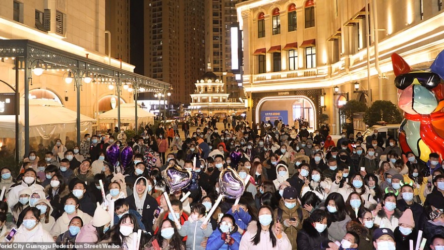 Cảnh tượng đón năm mới 2021 ở Vũ Hán – thành phố từng là tâm dịch Covid-19 của thế giới