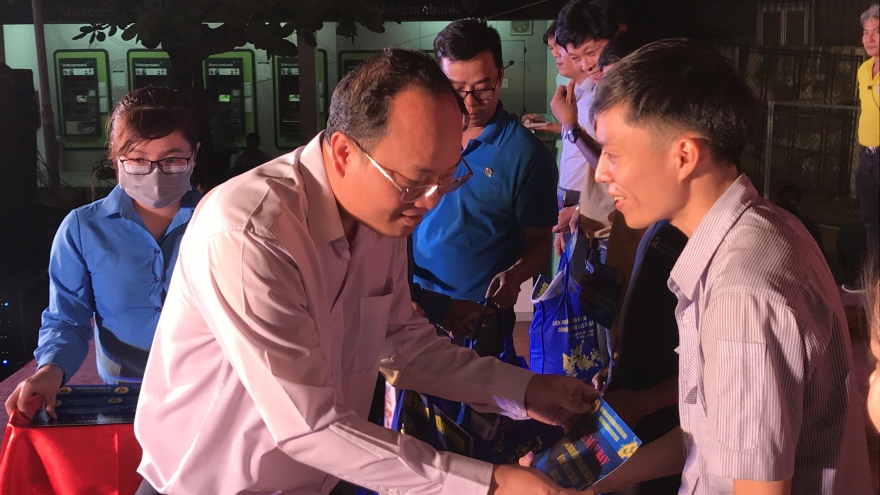 TPHCM tặng hơn 800 “tấm vé nghĩa tình” cho công nhân về quê đón Tết   