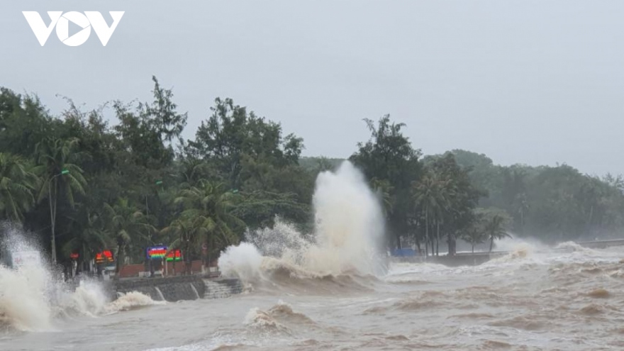 Không khí lạnh suy yếu nhưng vẫn gây sóng lớn ngoài biển