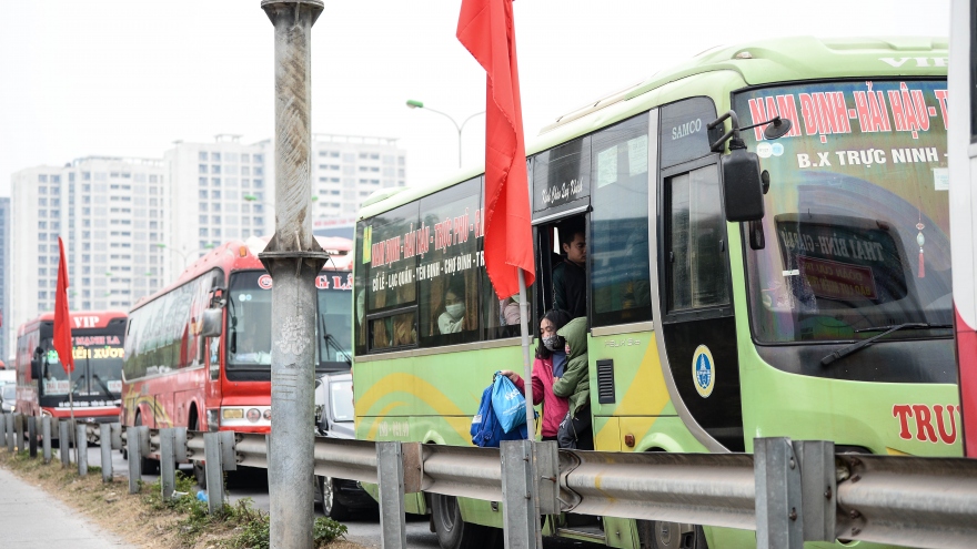 Ngang nhiên đón trả khách trên cao tốc khiến giao thông ùn tắc, xe cấp cứu đứng chôn chân