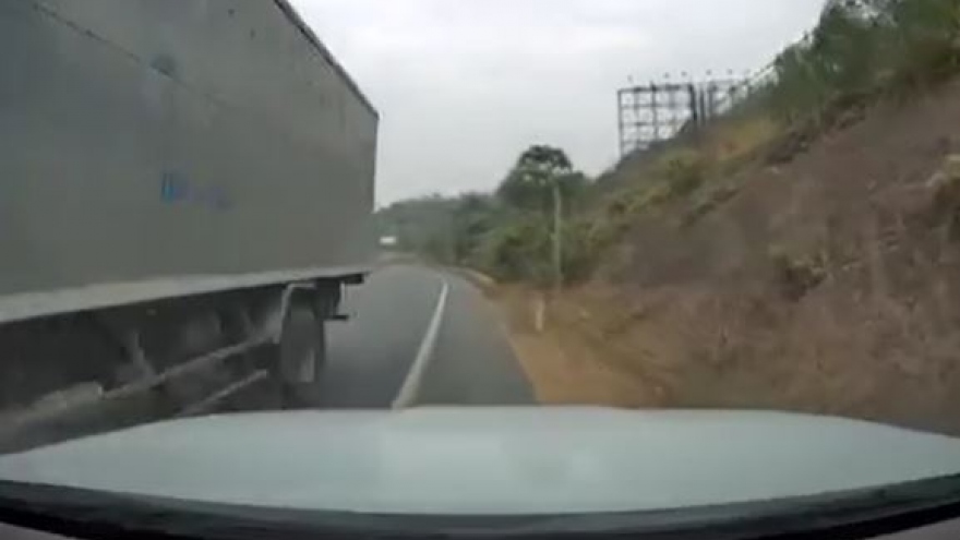'Đứng tim' xe tải lấn làn suýt gây tai nạn trên tuyến Hà Nội - Lạng Sơn 