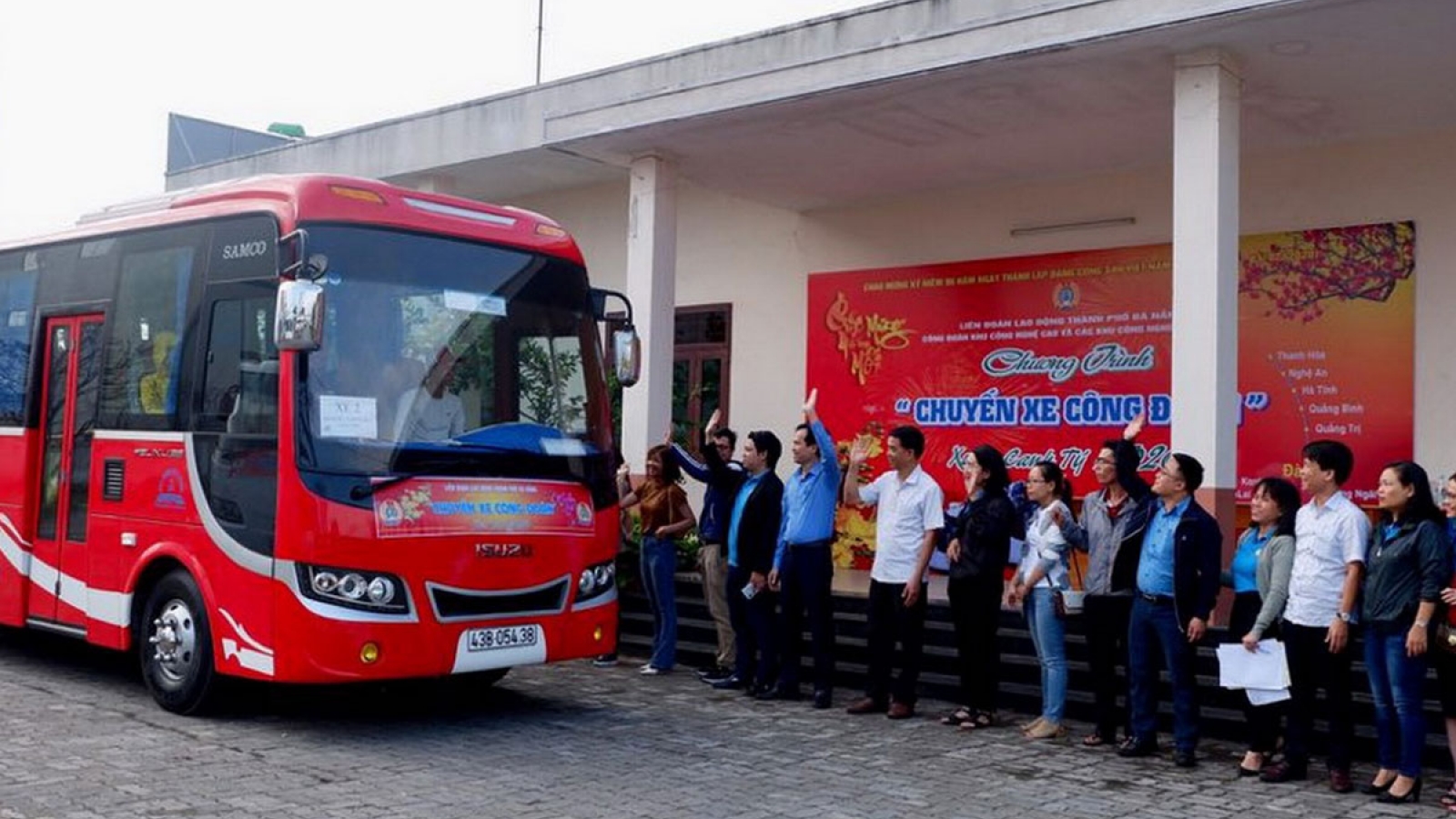 “Chuyến xe Công đoàn" đưa công nhân về quê đón Tết