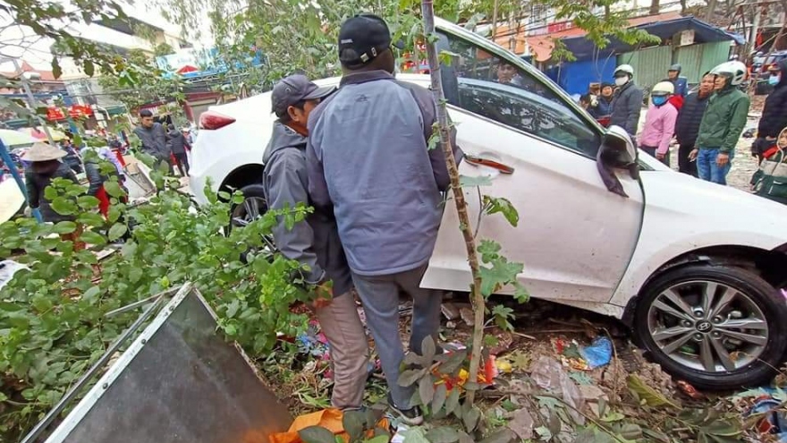 Xe ô tô mất lái lao vào chợ cóc, nhiều người bị thương