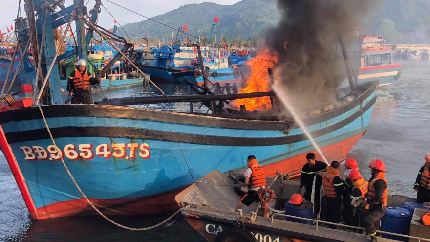 Toàn cảnh: 3 tàu cá neo đậu tại âu thuyền Thọ Quang- Đà Nẵng bốc cháy
