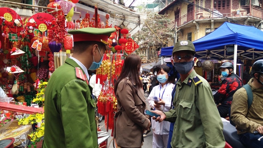 Công an quận Hoàn Kiếm xử phạt 70 trường hợp không đeo khẩu trang nơi công cộng