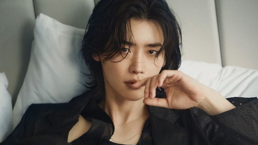 Mỹ nam Lee Jong Suk tái xuất với tóc dài lãng tử trên tạp chí Elle