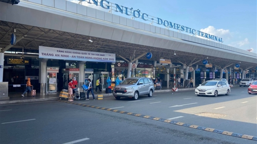 29 Tết, sân bay Tân Sơn Nhất thưa thớt, hành khách kín mít đồ bảo hộ