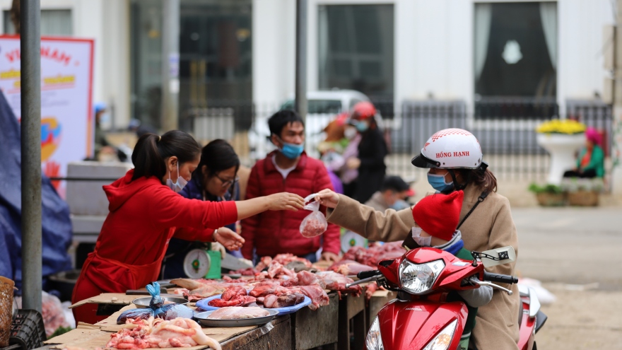 Chợ sớm Sơn La tấp nập ngày mùng 2 Tết