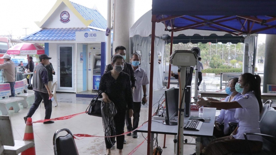 Lào khuyến nghị người nhập cảnh mua bảo hiểm Covid-19