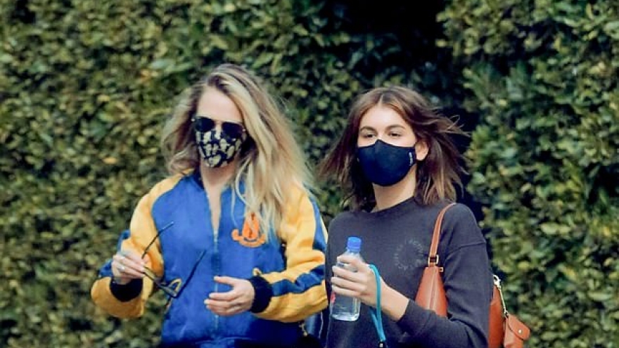 Cara Delevingne diện đồ năng động xuống phố cùng bạn thân Kaia Gerber