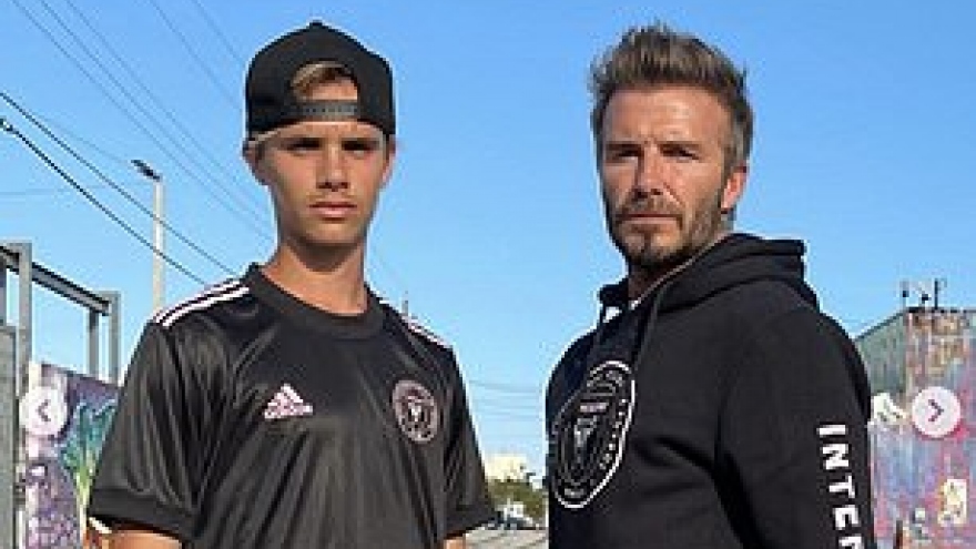 David Beckham diện đồ "cực ngầu" bên con trai Romeo