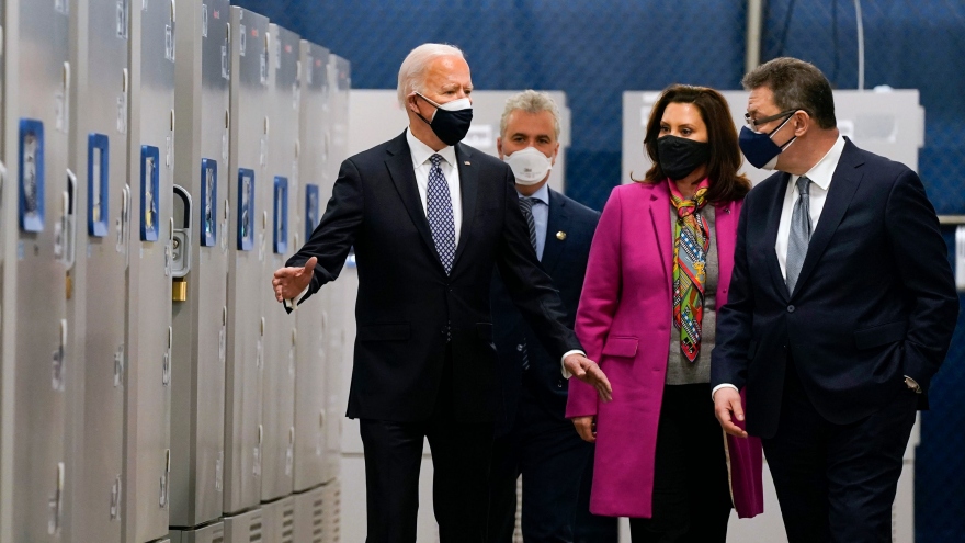 Tổng thống Mỹ Biden thăm nhà máy sản xuất vaccine Covid-19