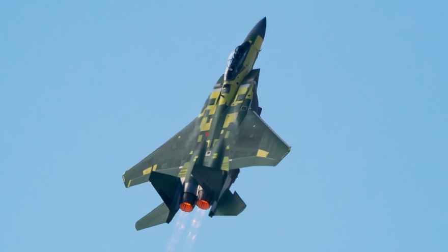 “Đại bàng thép” F-15EX "leo dốc" thẳng đứng trong lần đầu cất cánh