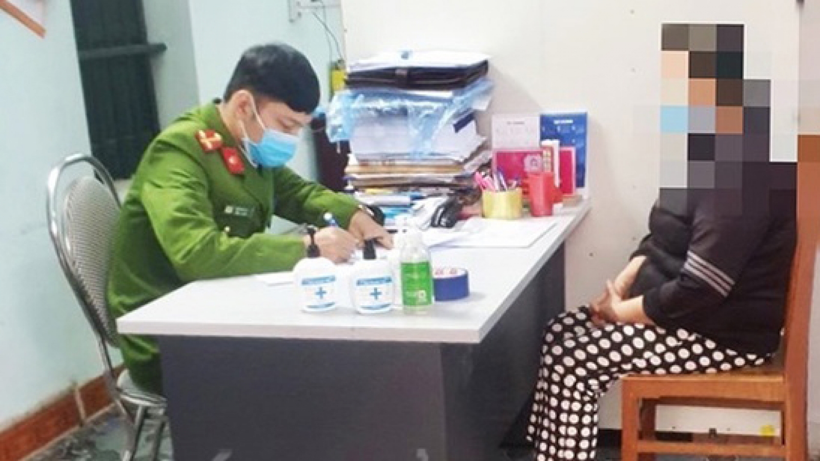 Xử phạt 17,5 triệu đồng một phụ nữ đang phải cách ly vẫn ra chợ bán thịt lợn