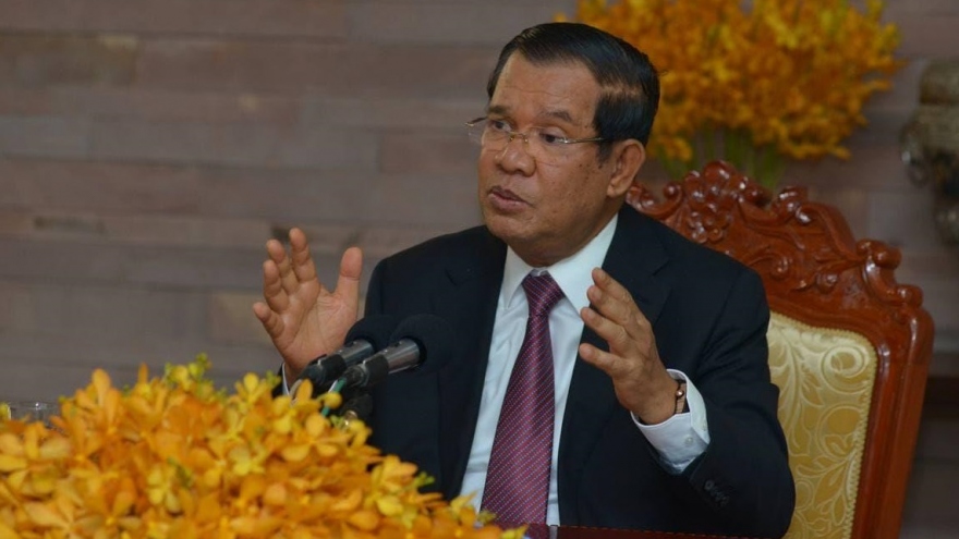 Thủ tướng Campuchia Hun Sen muốn các con và các quan chức được tiêm vaccine của Trung Quốc