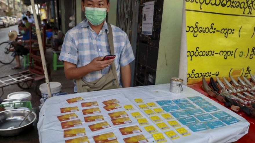 Chính quyền quân sự Myanmar chặn Facebook, dân chúng rầm rộ tẩy chay đảo chính