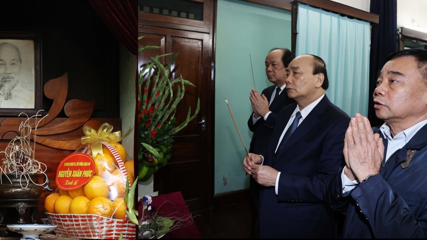 Thủ tướng dâng hương tại nơi Chủ tịch Hồ Chí Minh trút hơi thở cuối cùng