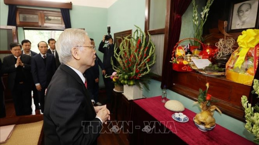 Party chief offers incense to commemorate late President Ho