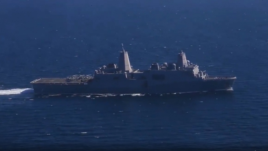 Siêu tàu đổ bộ USS Somerset của Mỹ đi qua eo biển Hormuz