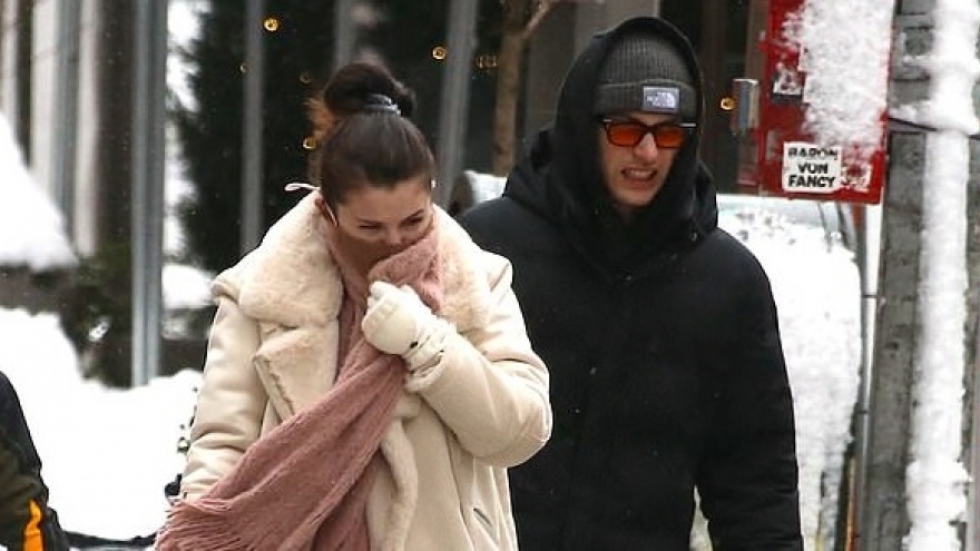 Selena Gomez hẹn hò ăn trưa cùng chàng trai lạ mặt