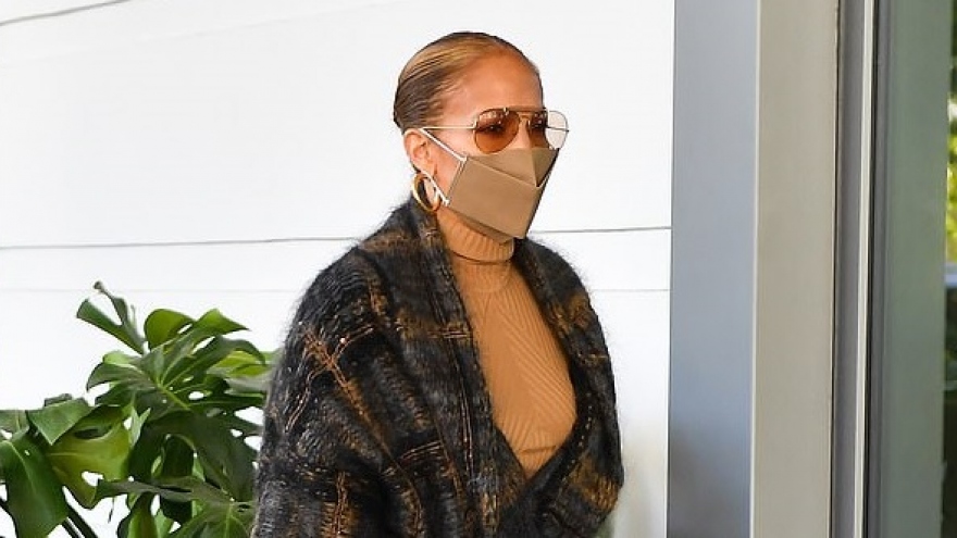 Jennifer Lopez sành điệu đi ăn trưa cùng hôn phu kém tuổi