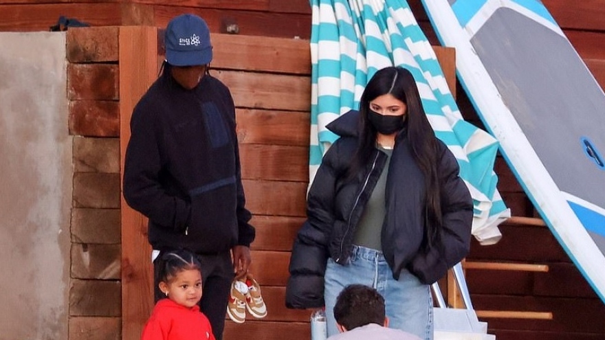 Kylie Jenner và tình cũ Travis Scott vui vẻ đưa con gái đi chơi biển